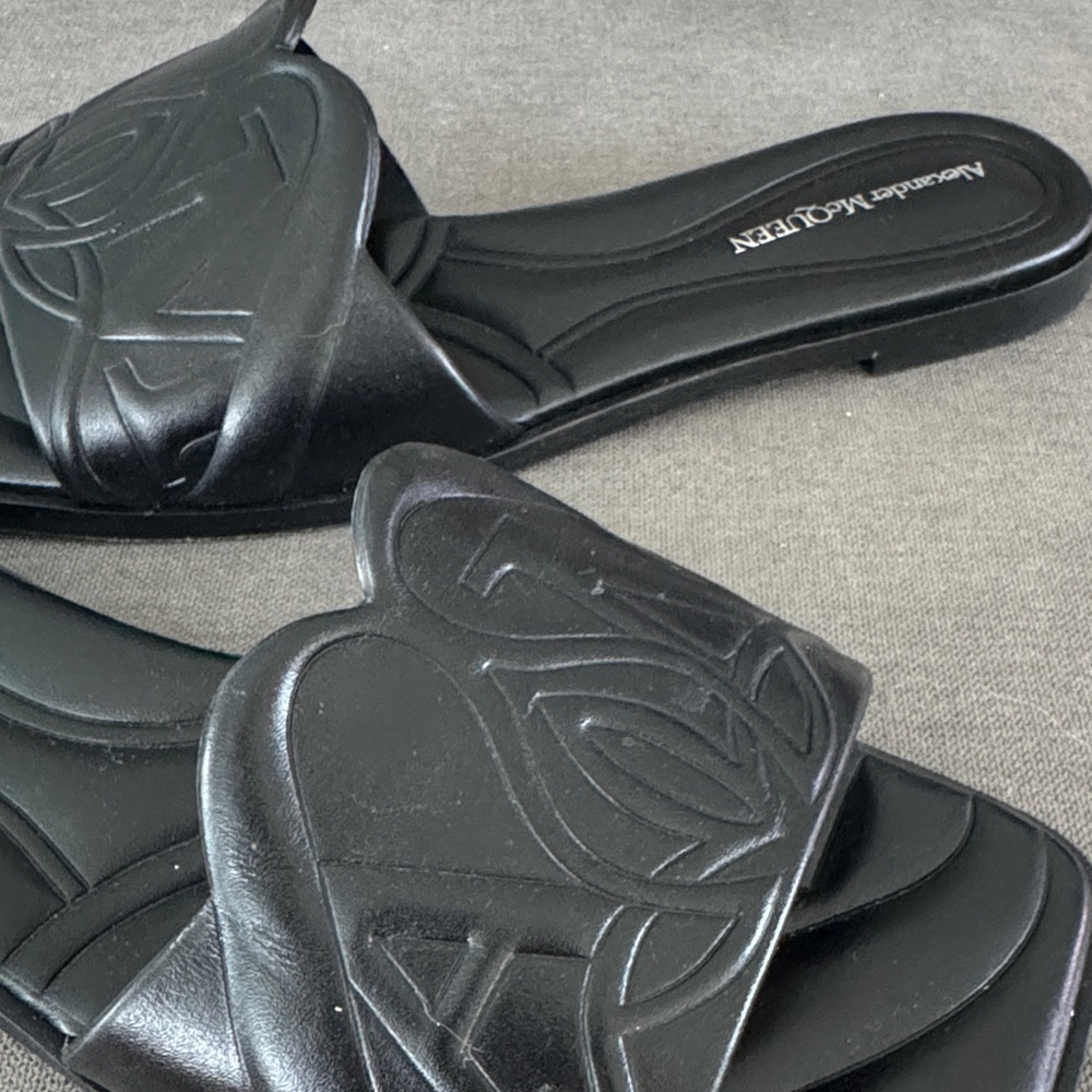 Alexander McQueen Embossed Black Sandals - Picture 4 of 4